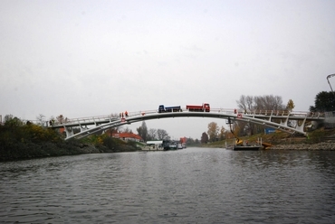 a híd próbaterhelése tehergépjárművekkel