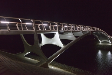 az elkészült híd éjszaka