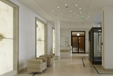 A hall az udvari barokk kapun keresztül érhető el, és az elegáns lakásokhoz, illetve irodákhoz vezet.