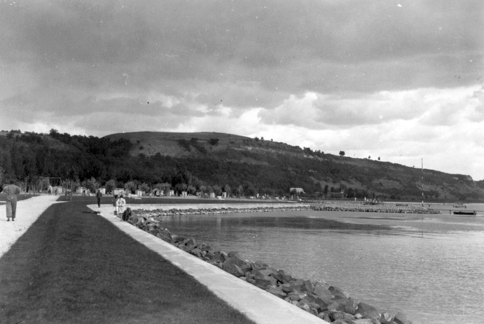 Székesfővárosi tisztviselők üdülőtelepének strandja - forrás: Fortepan - fotó: Somlai Tibor