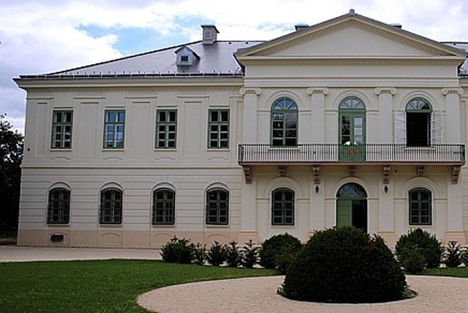 Átadták a teljesen felújított perkátai Győry-kastélyt