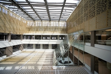 Váci1, 3-4. emeleti irodatér, lamellás térelválasztás - építész: Mózes Péter - fotó: Végel Dániel