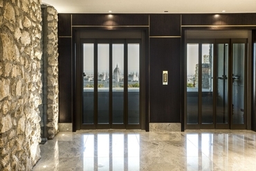 felér a felvonó a refektóriumba - Hilton Budapest északi szárnyának bejárata - építész: Pályi Gábor - fotó: Pályi Zsófia