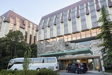 a bejárat használat közben - Hilton Budapest északi szárnyának bejárata - építész: Pályi Gábor - fotó: Pályi Zsófia