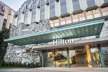 alkonyi fényben - Hilton Budapest északi szárnyának bejárata - építész: Pályi Gábor - fotó: Pályi Zsófia