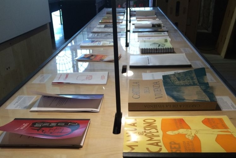 Kiállított kézikönyvek - A mexikói kiállítás az Építészeti Biennálén - forrás: Hajduk Bianka