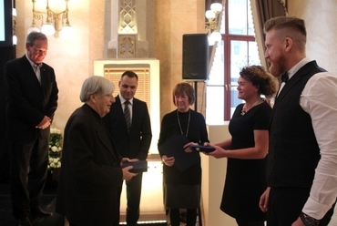 Finta József átadja a díjat Lőrincz Szilviának és Mikics Andrásnak  - fotó: perika