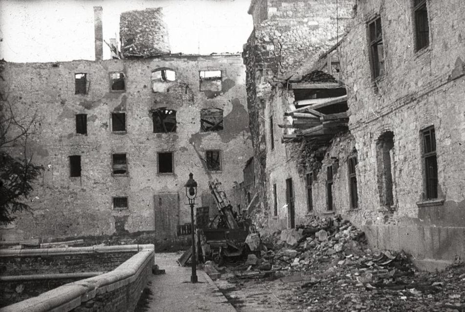 Budai Vár,  szemben az egykori Jezsuita Kollégium, jobbra az elemi iskola romjai (ma a Hilton szálló van a helyükön), 1945.(Forrás: Fortepan, Nr. 93909)
