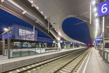 Graz Hauptbahnhof - peronfedés. Forrás: pierer.net