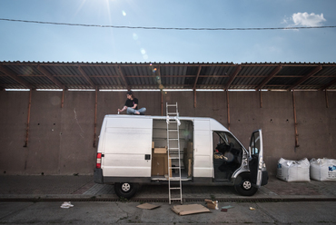 építés közben - Furgonból mobilotthon - építész, fotó: Juhász Norbert