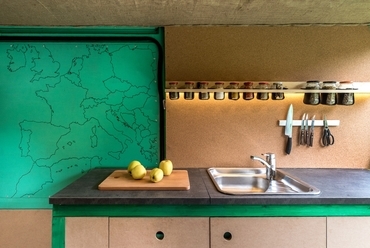 konyhapult - Furgonból mobilotthon - építész, fotó: Juhász Norbert
