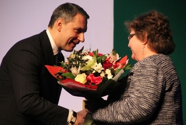 Czeglédyné Levárdy Henriette átveszi a díjat Lázár Jánostól - fotó: perika