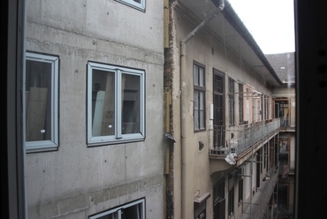 a kollégium és a mellette lévő lakóház kapcsolata - Milestone kollégium, Budapest - fotó: Varga Csilla