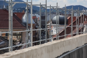 kilátás a tetőteraszról, egyelőre állványokkal - Milestone kollégium, Budapest - fotó: Varga Csilla