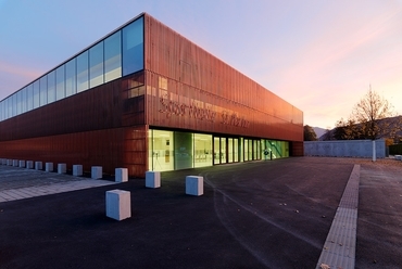 2015 Elismerésben részesült: St. Martin Sport Központ, Villach, Ausztria - építész: Dietger Wissounig Architekten - fotó: Paul Ott
