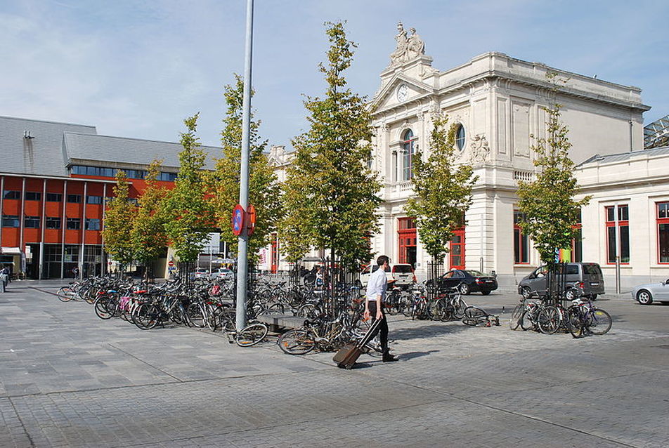 Leuven, a pályaudvar háttérben a buszállomással - forrás: Wikipedia