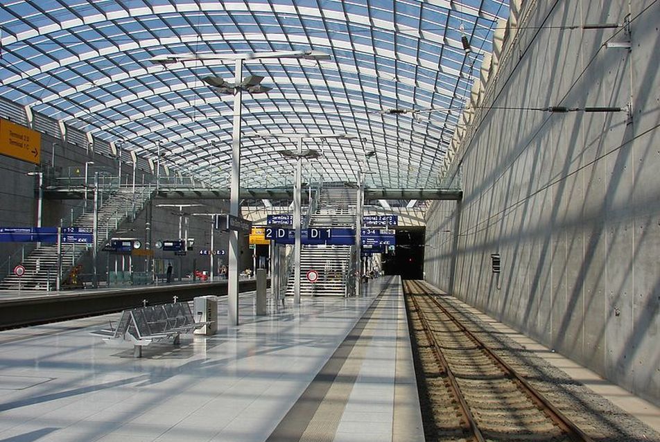 Flughafen Köln-Bonn - építész: Helmut Jahn - forrás: Wikipedia