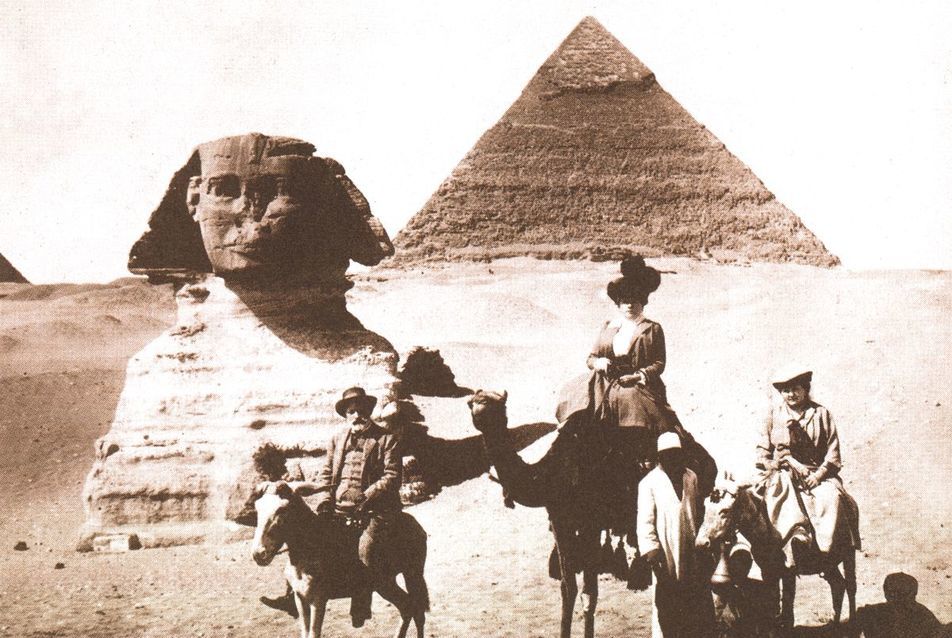 Hauszmann és felesége számárháton, Hültné teveháton a gízai piramisoknál