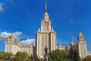 Lomonoszov Egyetem főépülete Moszkvában - építész: Lev Rudnev - forrás: Wikipedia