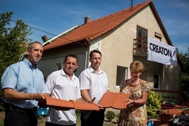 Balról jobbra: Szép Zoltán, a CREATON területi szaktanácsadója, Nagy József, tetőfedő a projekt vezetője, Horvát Tamás, Tác polgármestere