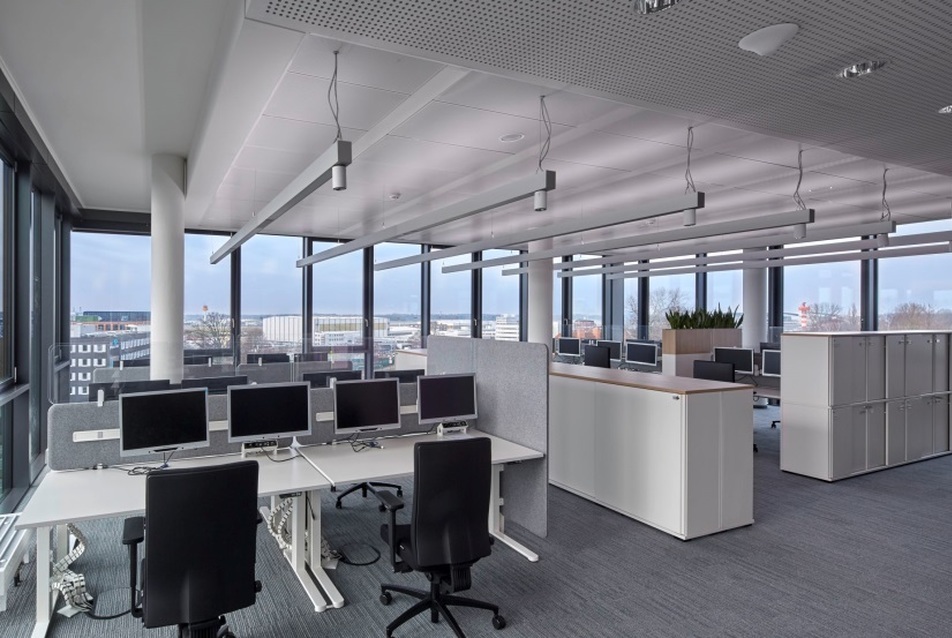 Többnyire loftszerű munkakörnyezet található az épületben. A nyitott terekben lévő munkafülkék homlokoldali falai akusztikai okokból filccel vannak bevonva. - Philips székház, Hamburg - építész: Schaub & Partner Architekten - fotó: Hörmann