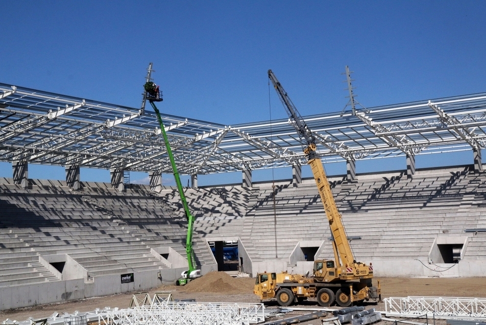 Az építmény legmagasabb, 27 méteres reflektoroszlopának tetejére felteszik a hagyományos bokrétát a Diósgyőr labdarúgócsapatának stadionja bokrétaünnepén 2017. augusztus 14-én. - fotó: Vajda János/MTI