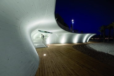 Benidorm, tengerparti sétány - építész: OAB - Office of Architecture in Barcelona - fotó: Alejo Bagué
