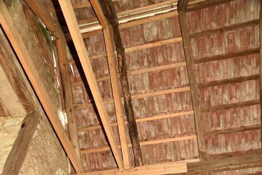 A tetőszerkezet keleti része. Az újabbnak látszó faanyagot a kb. 15 évvel ezelőtti ideiglenes megerősítés során építették be. A szerkezet érdemi javítására nem került sor, elmaradt a falkorona kijavítása is. Fotó: Sarkadi Márton (2017. december)
