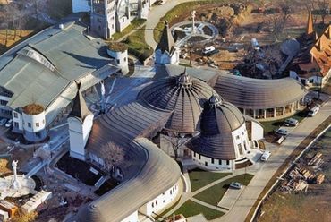 Stephaneum, Piliscsaba - építész: Makovecz Imre - fotó: Wikipédia