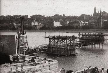 Az épülő Kossuth híd, 1945 - Forrás: Fortepan