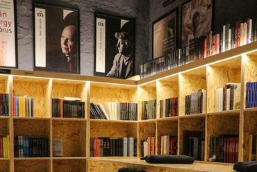 Kávéház és könyvesbolt - belsőépítész: Weiner Judit - fotó: Csák Dániel