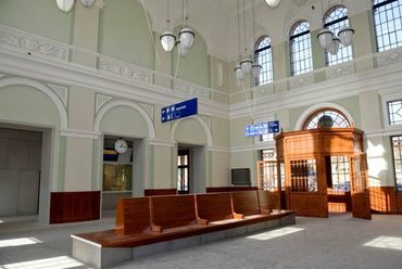 Kaposvár vasútállomás felvételi épületének felújítása és műemléki helyreállítása - belsőépítész: Kéry Balázs - fotó: Török Tamás