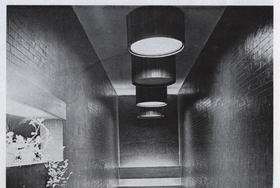 Rózsakert bisztró, Hévíz, (1969) belső kép, az emeletre vezető lépcső (szkennelt fotó a MÉ1969/5-ből) - fotó: feltehetően Bognár János