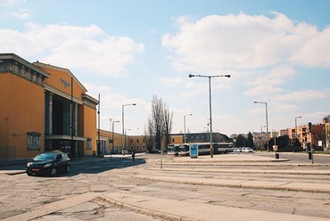 Az állomás előtti tér - fotó: Varga Zsombor