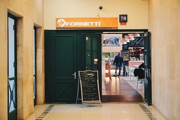 Étterem bejárat - fotó: Varga Zsombor