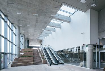 Lobby 1. emelet - építész: Bun Zoltán (Firka Építész Stúdió) - fotó: Schöff Gergely