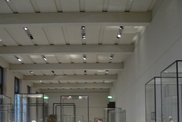 vitrinek között 2009 - berlini Neues Museum - fotó: Karácsony Tamás