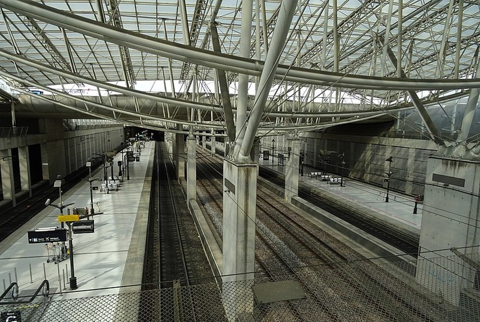 TGV-RER pályaudvar, Roissy - építész: Paul Andreu és Jean Marie Duthilleul - forrás: Wikipedia