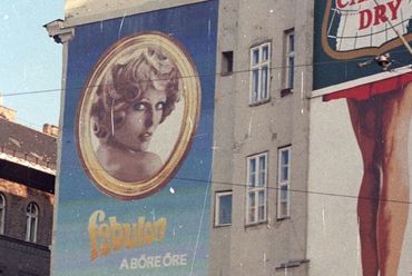 A Kálvin tér Fabulon mozaikképe és a Mino cipő reklám, 1985., forrás: FORTEPAN