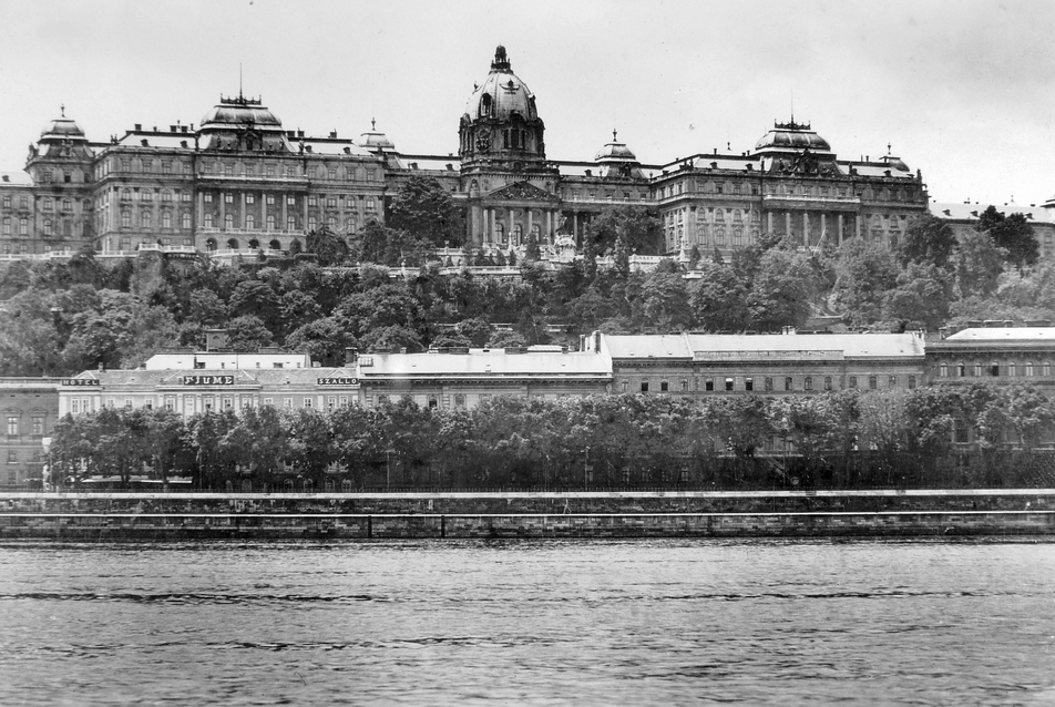 A Királyi Palota 1932-ben, fotó: Fortepan