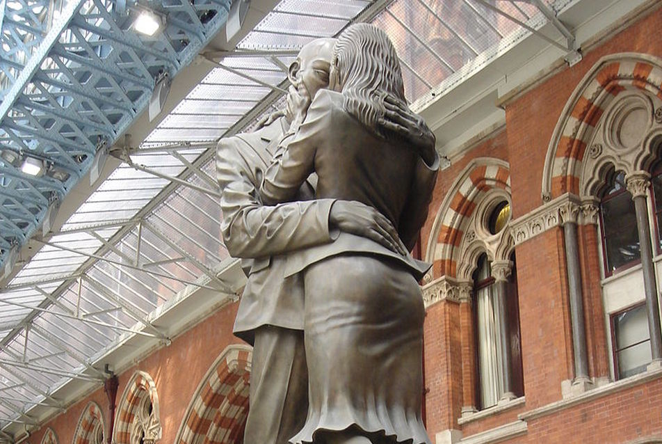 Csókolózó pár a londoni St. Pancrason