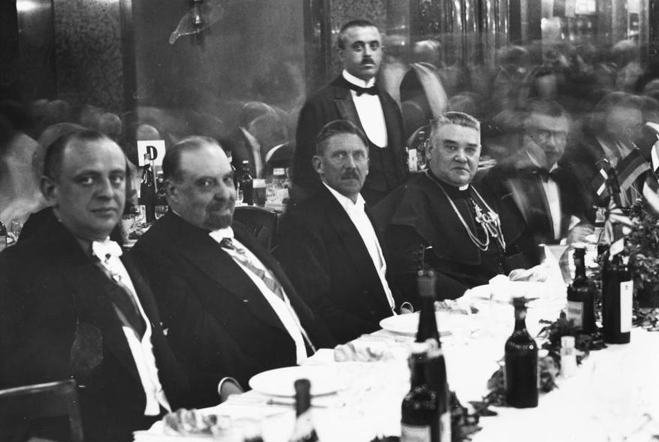 Nemzetközi orvostörténeti kongresszus bankettje a Gellértben 1929-ben. Balszélen Dréhr Imre népjóléti miniszter. Forrás: Fortepan