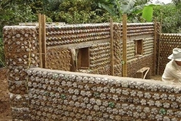 Műanyag palackokból épülő ház