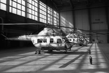 Helikopterek egy ferihegyi hangárban, 1985., forrás: Fortepan