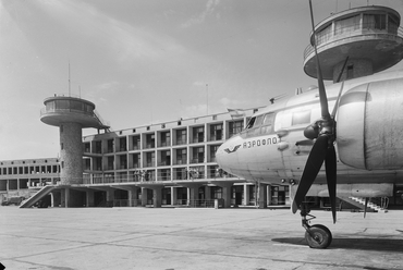 Egy Il-14-es és Ifj. Dávid Károly művének összhangja, 1956, forrás: Fortepan