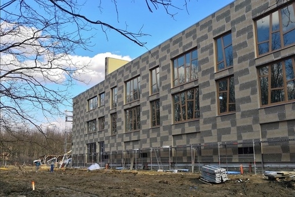 A Kölcsey Ferenc Iskola különleges, kétarcú épület: elsőre úgy tűnik, hogy mást mutat a nagy forma és mást mutatnak a részletek. 