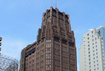 A 22 emeletes Park Hotel, Hudec leghíresebb épülete. Az 1980-as évek alatt Sanghaj legmagasabb épülete volt. 