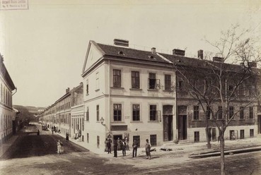Százház épületei a Dózsa György (Aréna) út, Jobbágy (Bem) utca (szemben) és a Százház utca közötti területen. Háttérben a Keleti pályaudvar. A felvétel 1890 után készült. Forrás: Fortepan / Budapest Főváros Levéltára.  