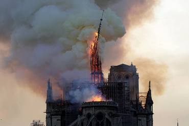 A huszártorony ledőlésének pillanata. Forrás: AFP