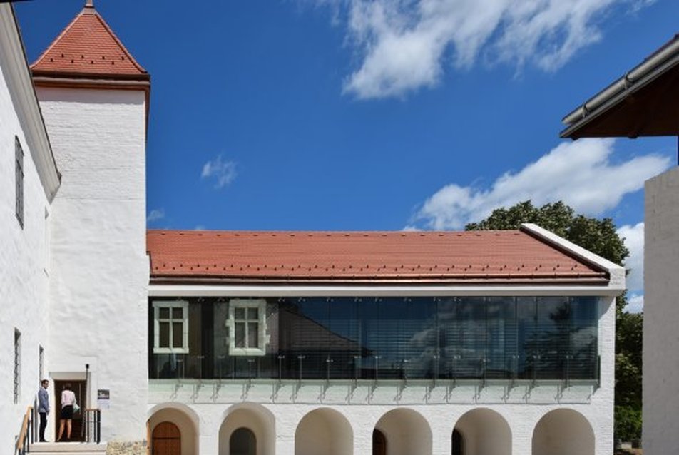 Szászvár megújult várát szintén 2016-ban adták át, Építészek: lbert János, Mersits Ildikó, Dr. Szabó Éva , Forrás: archeologia.hu